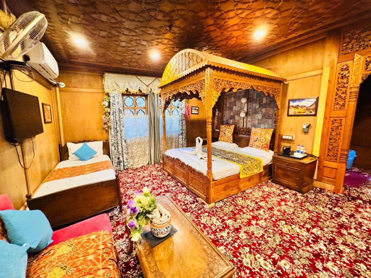 Crown Of India Group Of Houseboats Hotel ศรีนาการ์ ภายนอก รูปภาพ