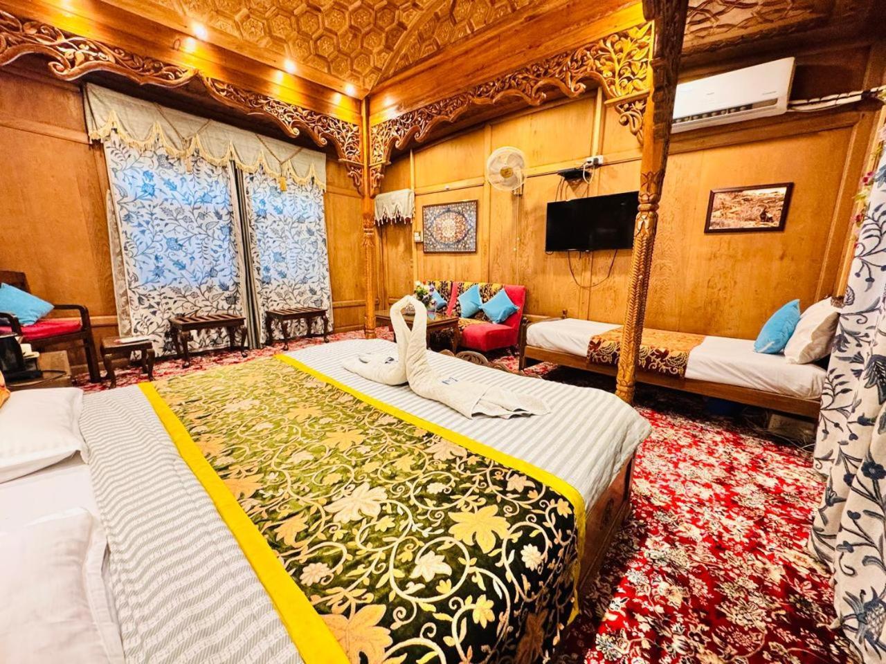 Crown Of India Group Of Houseboats Hotel ศรีนาการ์ ภายนอก รูปภาพ
