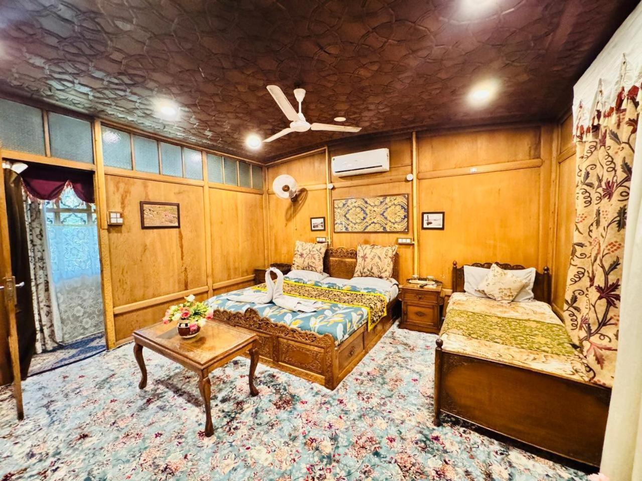 Crown Of India Group Of Houseboats Hotel ศรีนาการ์ ภายนอก รูปภาพ