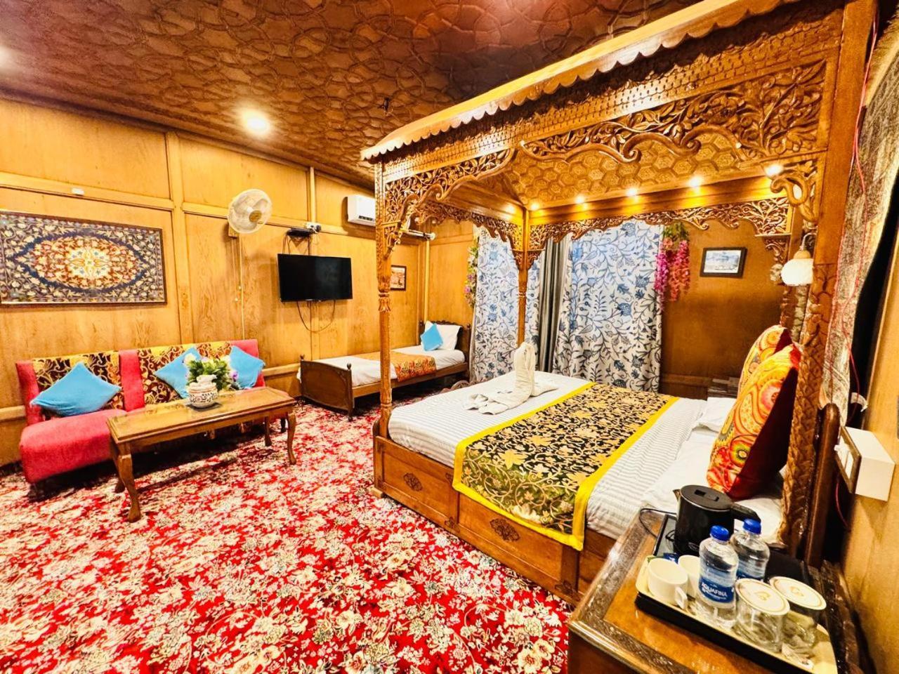 Crown Of India Group Of Houseboats Hotel ศรีนาการ์ ภายนอก รูปภาพ