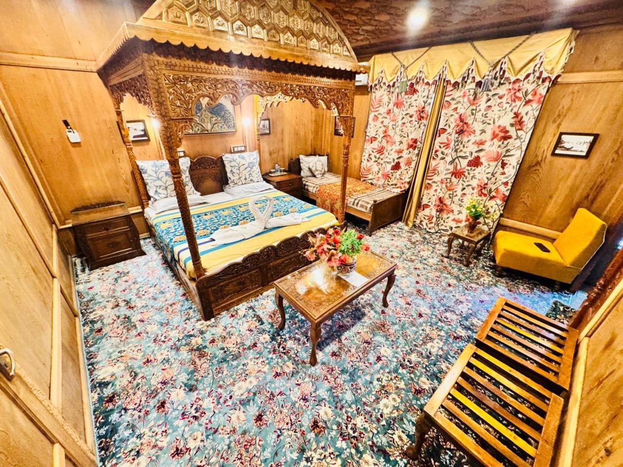 Crown Of India Group Of Houseboats Hotel ศรีนาการ์ ภายนอก รูปภาพ