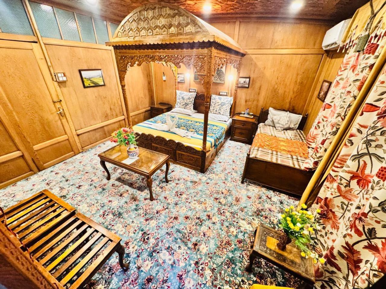 Crown Of India Group Of Houseboats Hotel ศรีนาการ์ ภายนอก รูปภาพ